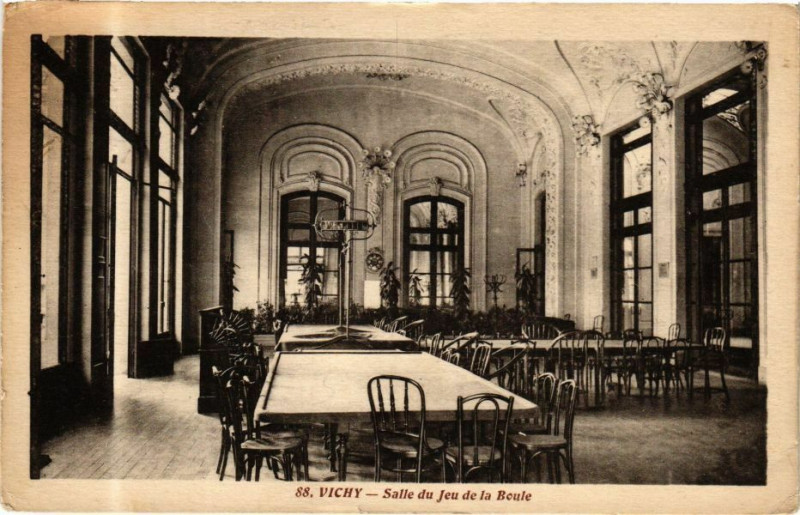 Carte postale ancienne Vichy Salle du Jeu de la Boule à Vichy
