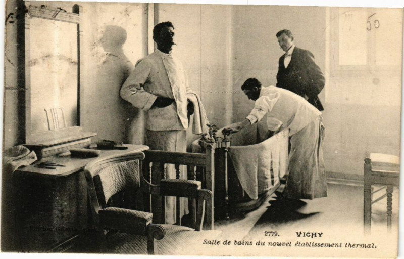 Carte postale ancienne Vichy Salle de bains du nouvel établissement thermal à Vichy