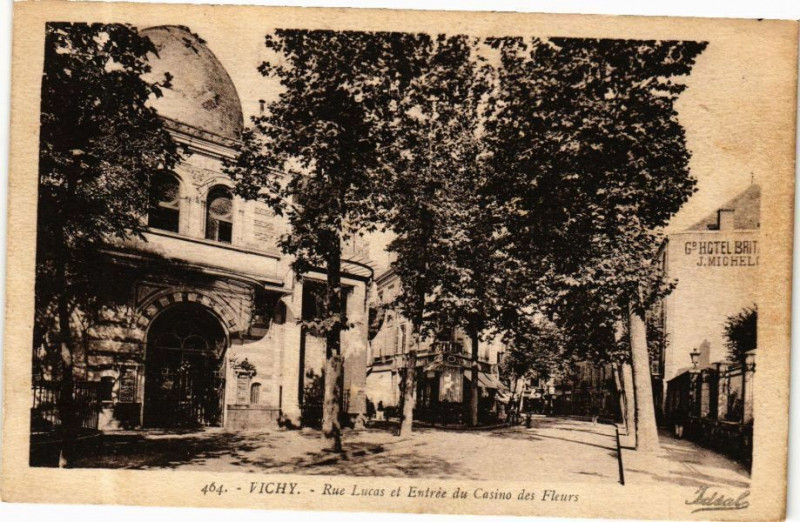 Carte postale ancienne Vichy Rue Lucas et Entrée du Casino des Fleurs à Vichy