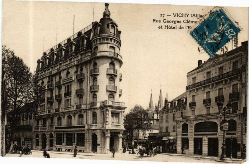 Carte postale ancienne Vichy Rue Georges C. et Hotel à Vichy