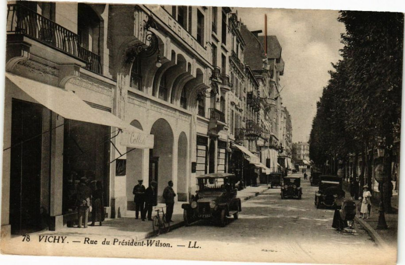 Carte postale ancienne Vichy Rue du Président Wilson à Vichy