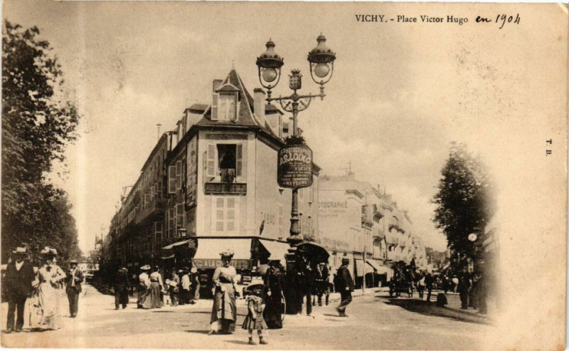 Carte postale ancienne Vichy Place Victor Hugo à Vichy