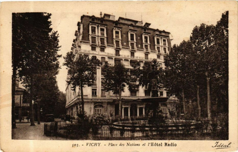 Carte postale ancienne Vichy Place des Nations et l'Hotel Radio à Vichy