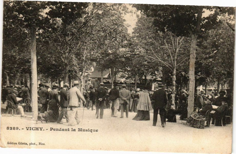 Carte postale ancienne Vichy Pendant la Musique à Vichy