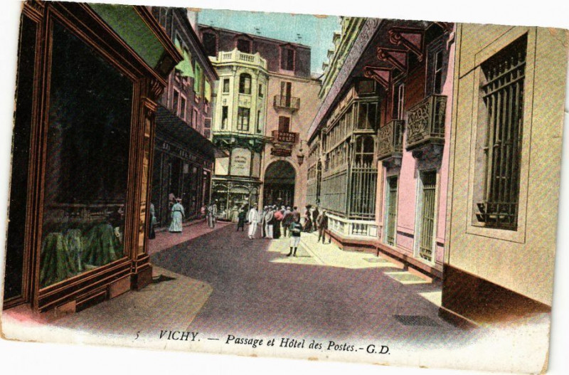 Carte postale ancienne Vichy Passage et Hotel des Postes à Vichy