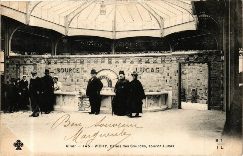 Carte postale ancienne Vichy Palais des Sources Source Lucas à Vichy
