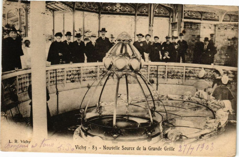 Carte postale ancienne Vichy Nouvelle Source de la Grande Grille à Vichy