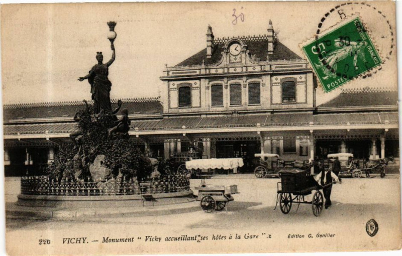 Carte postale ancienne Vichy Monument  Vichy accueillant ses hotes a la Gare à Vichy