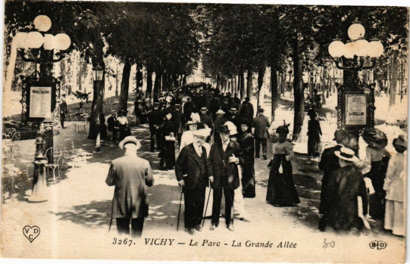Carte postale ancienne Vichy Le Parc-La Grande Allée à Vichy