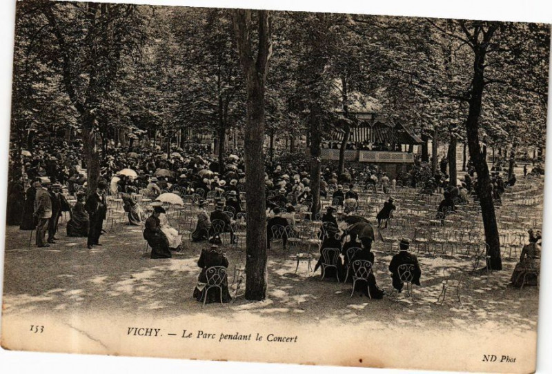 Carte postale ancienne Vichy Le Parc pendant le Concert à Vichy