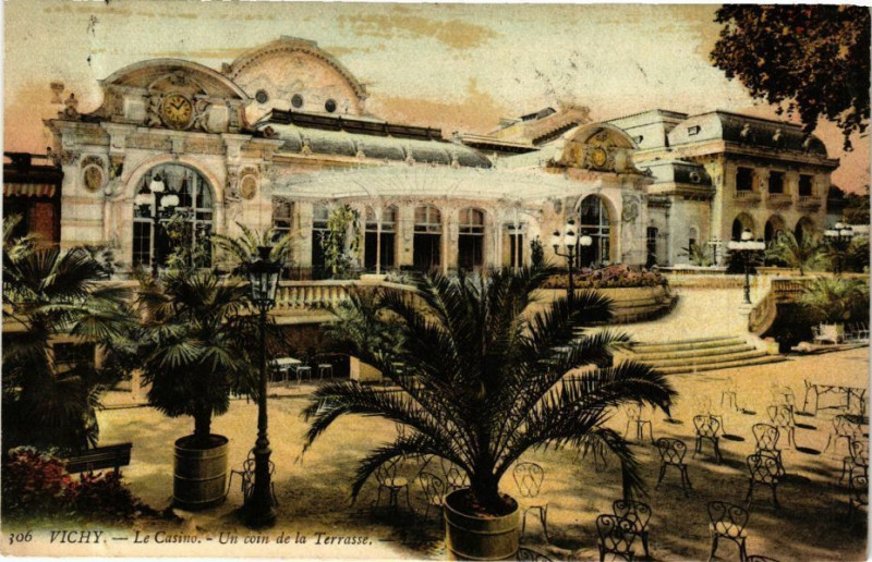Carte postale ancienne Vichy Le Casino-Un coin de la Terrasse à Vichy