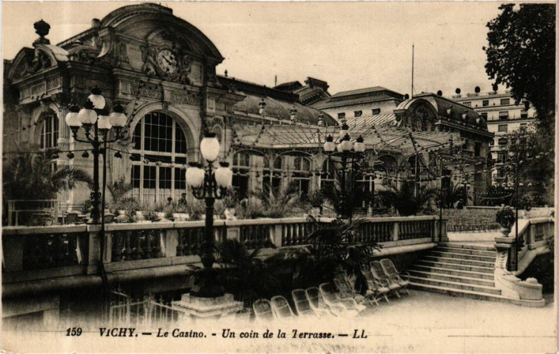 Carte postale ancienne Vichy Le Casino-Un coin de la Terrasse à Vichy