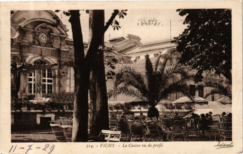 Carte postale ancienne Vichy Le Casino vu de profil à Vichy