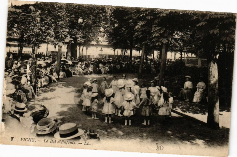 Carte postale ancienne Vichy Le Bal d'Enfants à Vichy