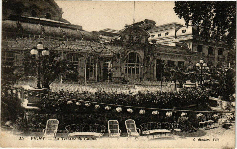 Carte postale ancienne Vichy La Terrasse du Casino à Vichy