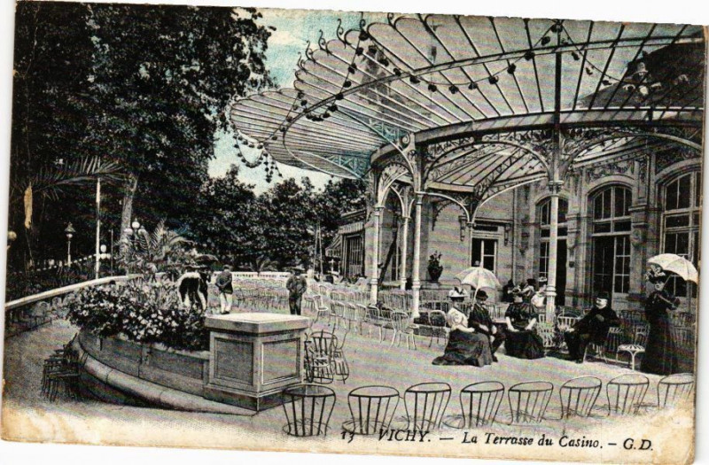 Carte postale ancienne Vichy La Terrasse du Casino à Vichy