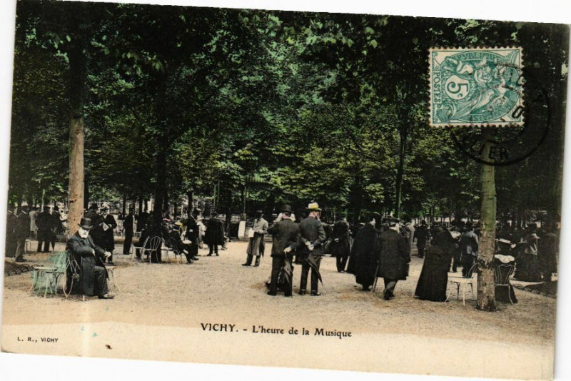 Carte postale ancienne Vichy L'Heure de la Musique à Vichy
