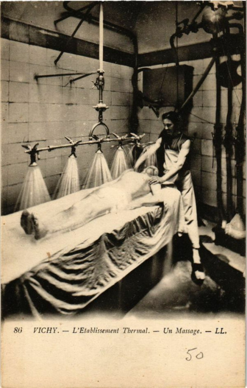 Carte postale ancienne Vichy L'Etablissement Thermal-Un Massage à Vichy