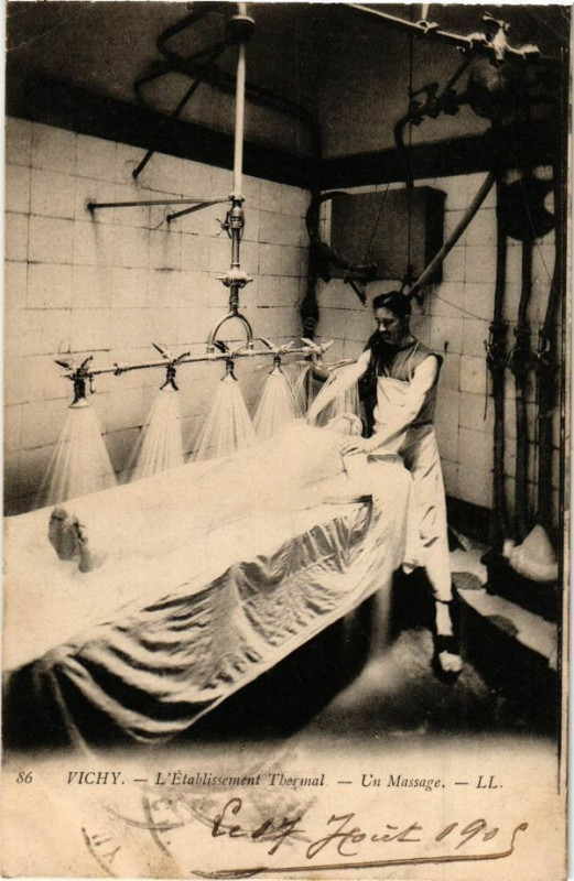 Carte postale ancienne Vichy L'Etablissement Thermal-Un Massage à Vichy