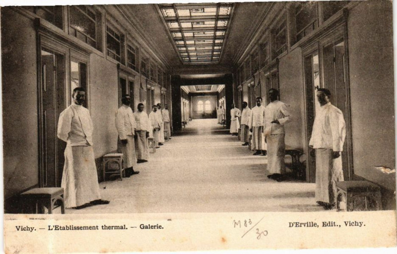 Carte postale ancienne Vichy L'Etablissement thermal-Galerie à Vichy