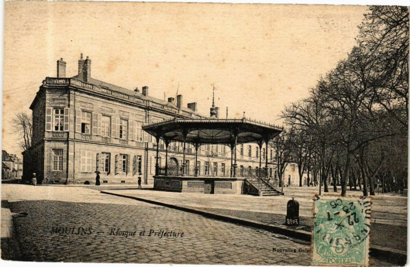 Carte postale ancienne Vichy Kiosque et Préfecture à Vichy