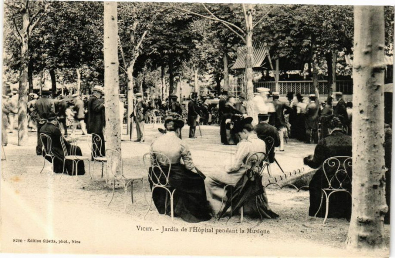Carte postale ancienne Vichy Jardin de l'Hopital pendant la Musique à Vichy