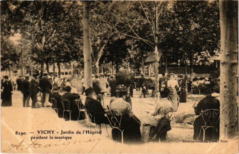 Carte postale ancienne Vichy Jardin de l'Hopital pendant la musique à Vichy