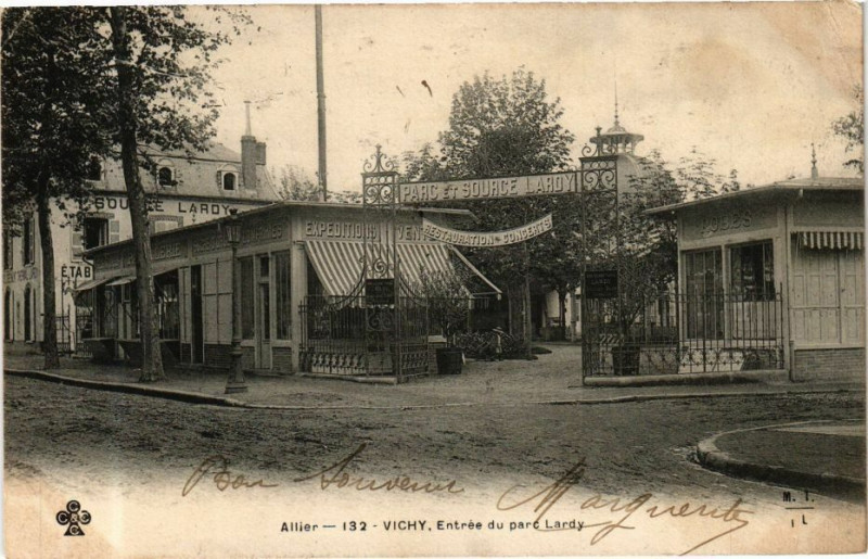 Carte postale ancienne Vichy Entrée du Parc Lardy à Vichy