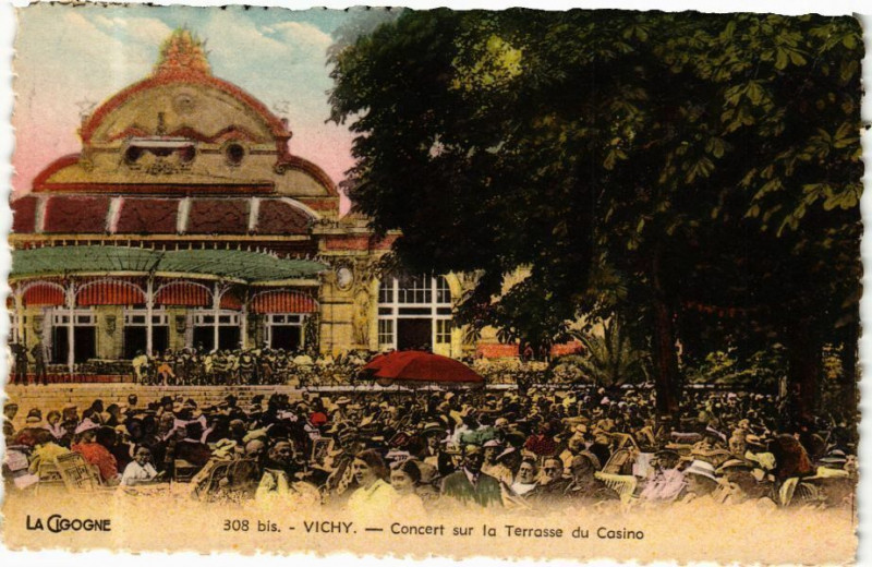 Carte postale ancienne Vichy Concert sur la Terrasse du Casino à Vichy