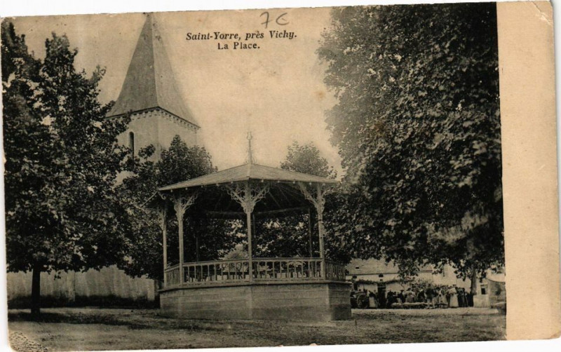Carte postale ancienne Saint-Yorre prés Vichy La Place à Saint-Yorre