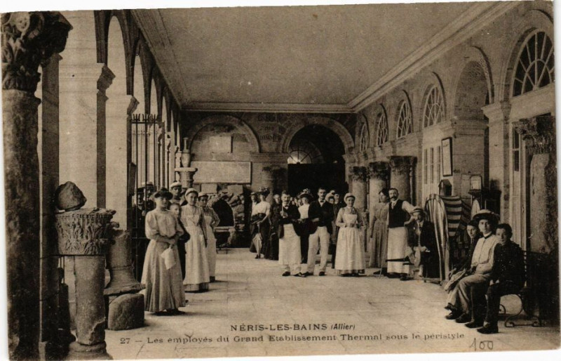 Carte postale ancienne Neris-les-Bains - Les employes du Grand Etablissement Thermal à Néris-les-Bains