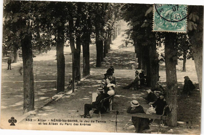 Carte postale ancienne Neris-les-Bains Le Jeu de Tennis et les Allées du Parc des Arénes à Néris-les-Bains