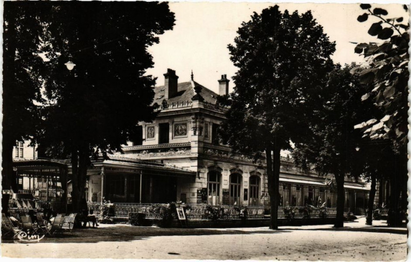 Carte postale ancienne Neris-les-Bains - Le Casino à Néris-les-Bains