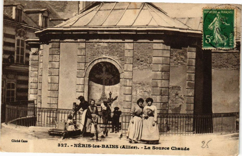 Carte postale ancienne Neris-les-Bains - La Source Chaude à Néris-les-Bains