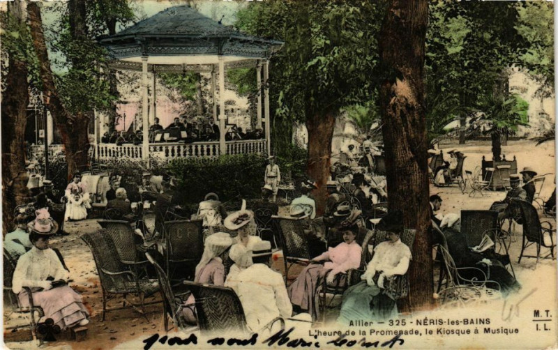 Carte postale ancienne Neris-les-Bains - L'heure de la Promenade le Kiosque a Musique à Néris-les-Bains