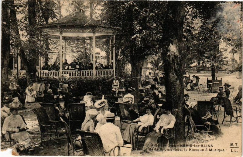 Carte postale ancienne Neris-les-Bains - L'heure de la Promenade le Kiosque a Musique à Néris-les-Bains