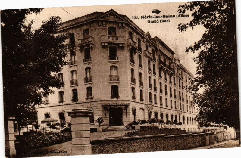 Carte postale ancienne Neris-les-Bains - Grand Hotel à Néris-les-Bains
