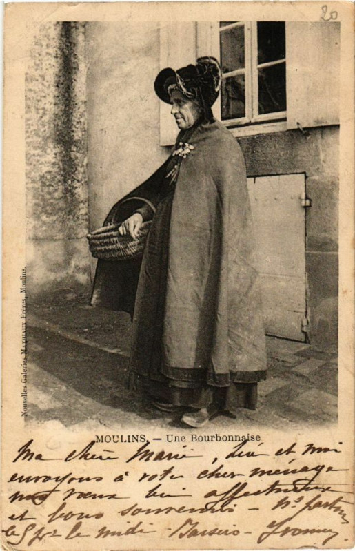 Carte postale ancienne Moulins - Une Bourbonnaise à Moulins