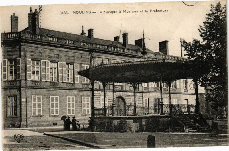 Carte postale ancienne Moulins - Le Kiosque a Musique et la Préfecture à Moulins