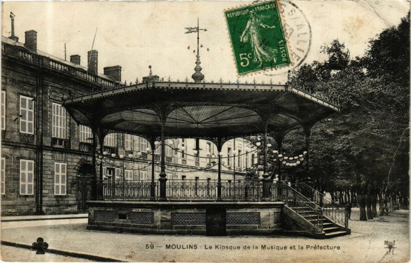 Carte postale ancienne Moulins - Le Kiosque de la Musique et la Préfecture à Moulins