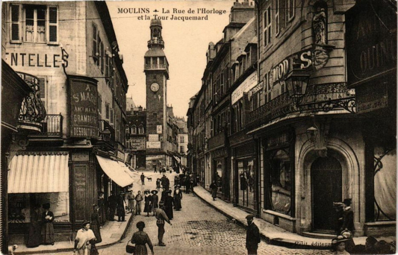 Carte postale ancienne Moulins - La Rue de l'Horloge et la Tour Jacquemard à Moulins