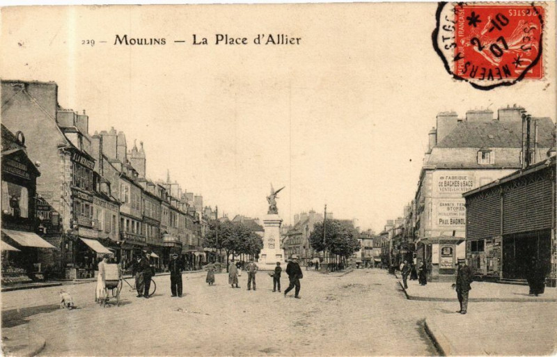 Carte postale ancienne Moulins - La Place d'Allier à Moulins