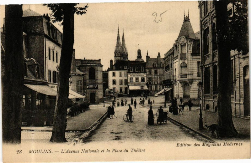 Carte postale ancienne Moulins - L'Avenue Nationale et la Place du Théatre à Moulins
