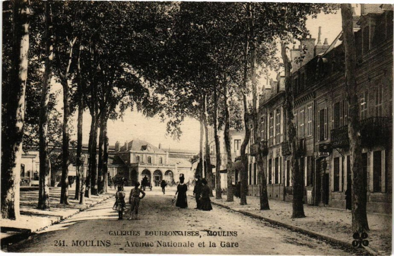 Carte postale ancienne Moulins - Avenue Nationale et la Gare à Moulins