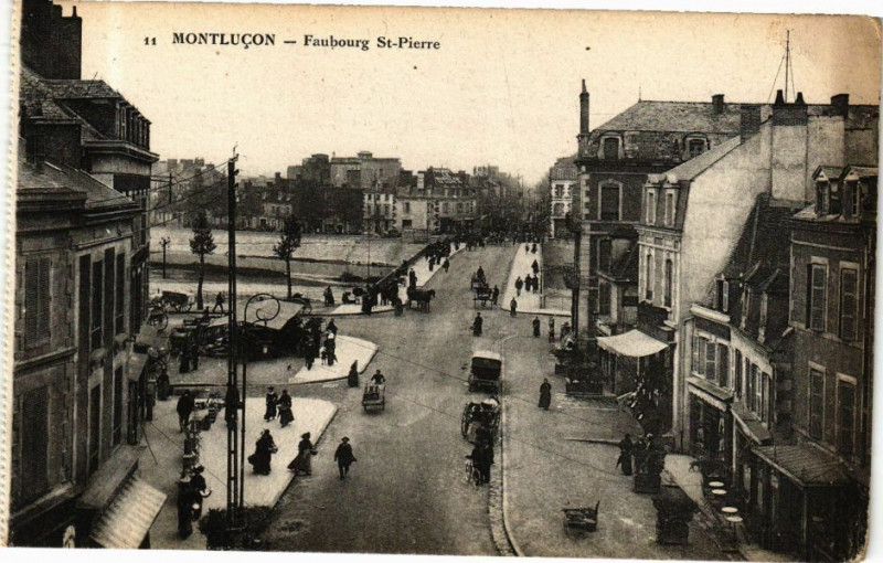 Carte postale ancienne Montlucon - Faubourg St-Pierre à Montluçon