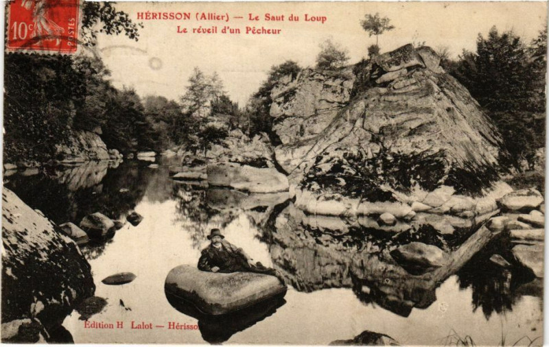 Carte postale ancienne Herisson - Le Saut du Loup-Le réveil d'un Pécheur à Hérisson
