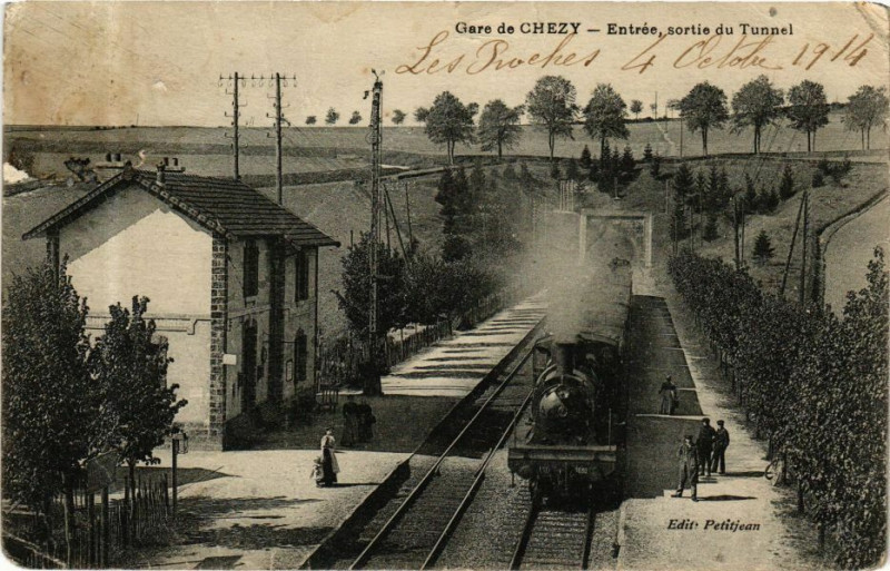 Carte postale ancienne Gare de Chezy-Entrée sortie du Tunnel