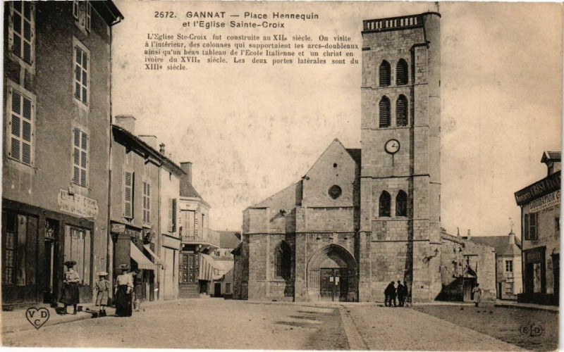 Carte postale ancienne Gannat - Place Hennequin et l'Eglise Saint-Croix à Gannat