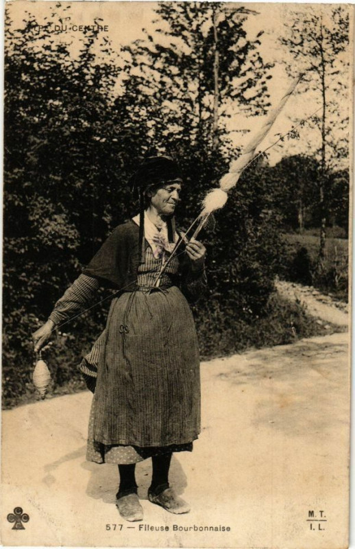 Carte postale ancienne Fileuse Bourbonnaise