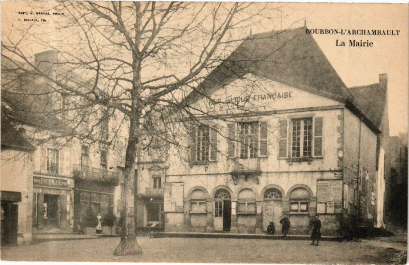 Carte postale ancienne Boubon-L'Archambault-La Mairie
